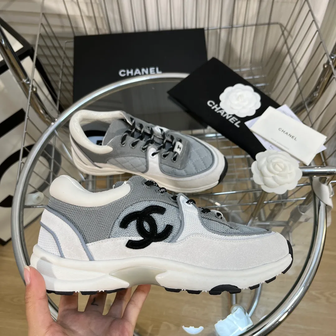 👟👟Ex-factory price 560👟👟 Chanel Chanel - 2022 counter top casual sports shoes This classic design; the upper is electro-embroidered with a variety of techniques; the outsole is fashionable and sporty; it is unusual to incorporate a variety of color matching elements... The diversified mix and match is very good-looking and versatile, casual, fashionable, sports and outdoor can be taken into account... ꫛꫀꪝ Go➫ Material: ❶Upper is made of: Original imported high mercerized smooth cow suede + electric embroidery technology + imported breathable mesh ❷Inner use: original imported breathable mesh ❸Outsole based on: original TPU combination outsole Counter boutique packaging complete set for women 35–42 men 38–46